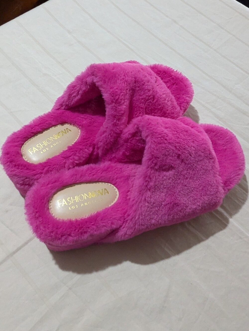 Fashion Nova Hot Pink Fuzzy Cross-Band Slippers - Size 9 💗